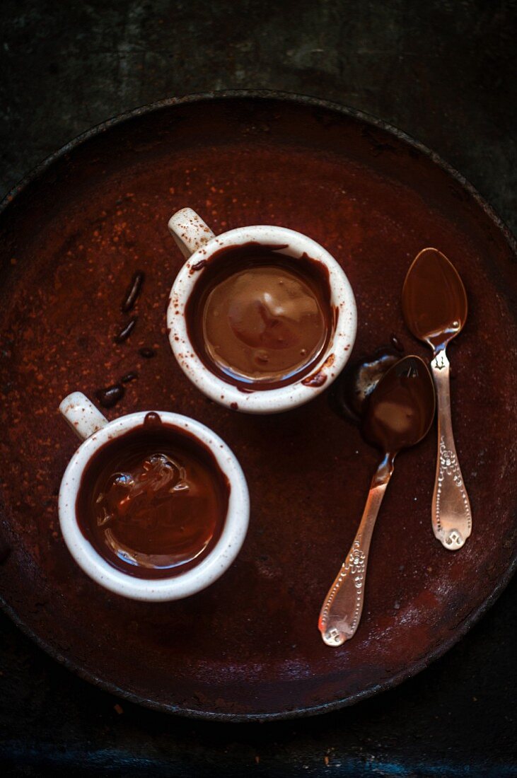 Heiße Schokolade in kleinen Kaffeetassen