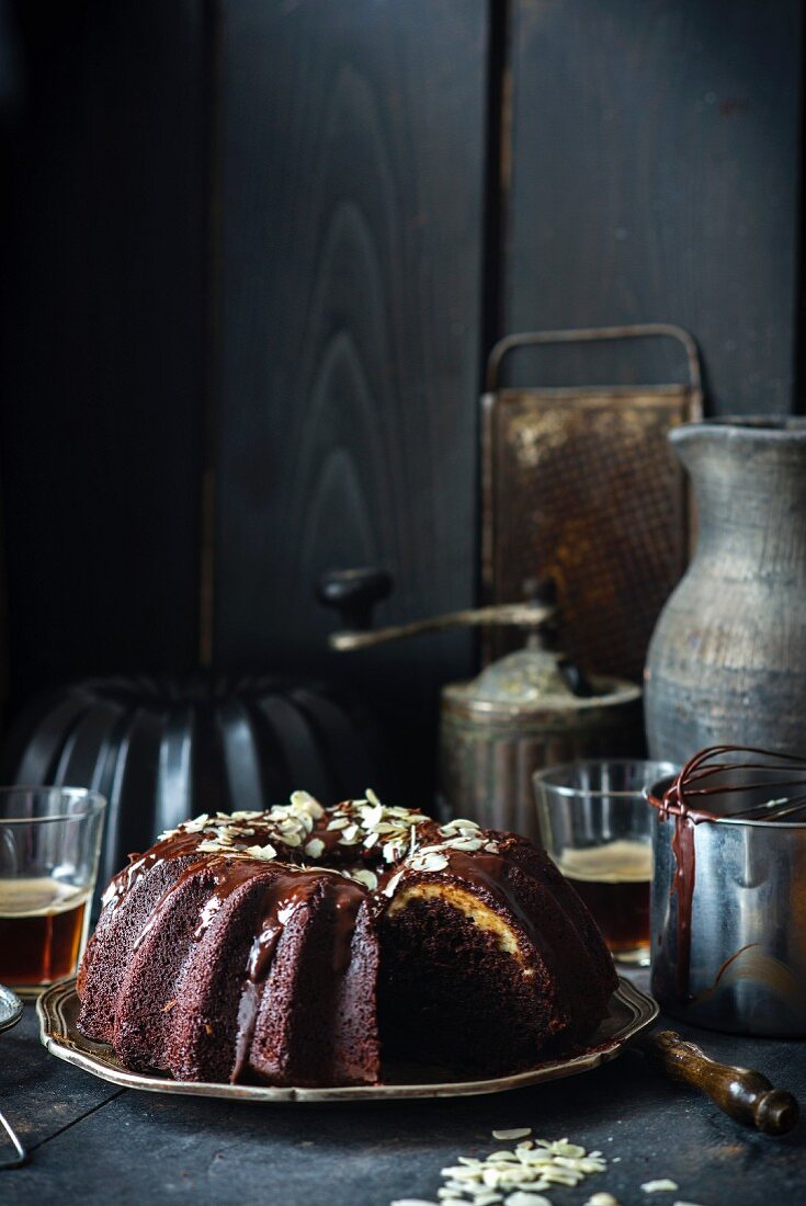 Schokoladen-Gugelhupf mit Frischkäsefüllung und Ganache