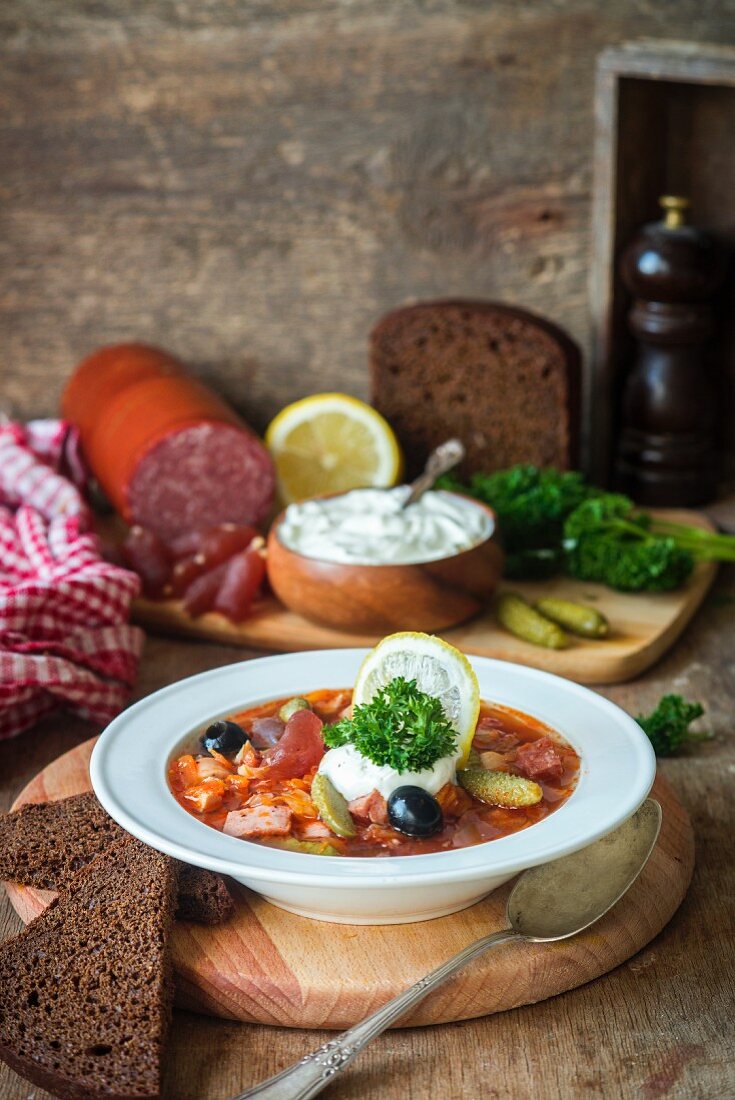 Soljanka (traditionelle Fleischsuppe mit Wurst, Essiggurken und Zitrone, Russland)