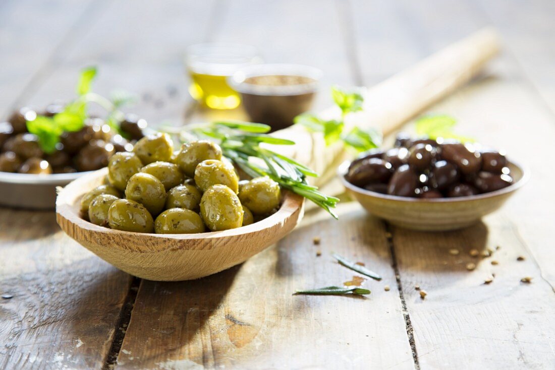 Verschiedene marinierte Oliven mit Kräutern