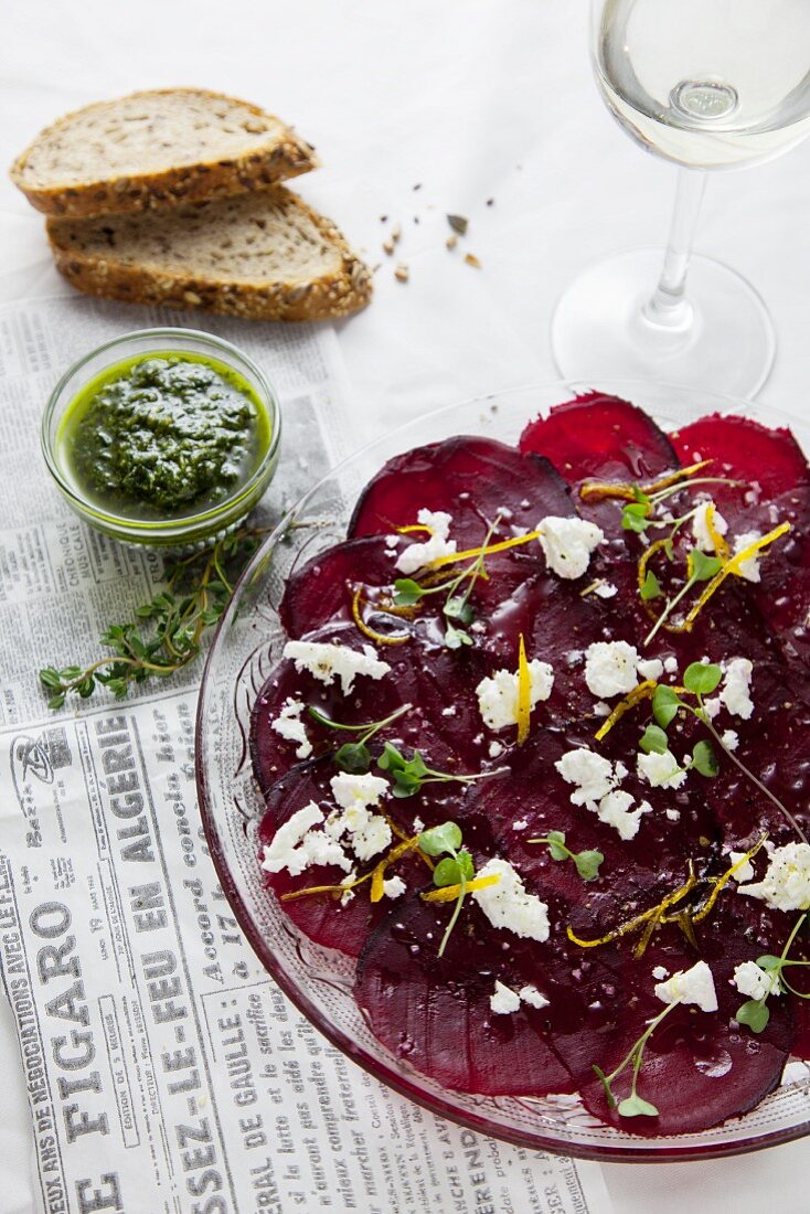 Rote-Bete-Carpaccio mit Feta und Pesto