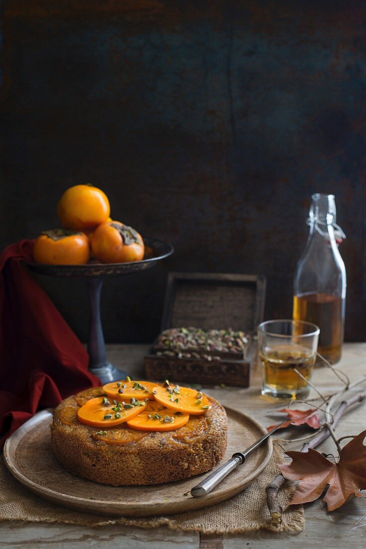 Upside Down Cake mit Kakis, Pistazien und Ahornsirup