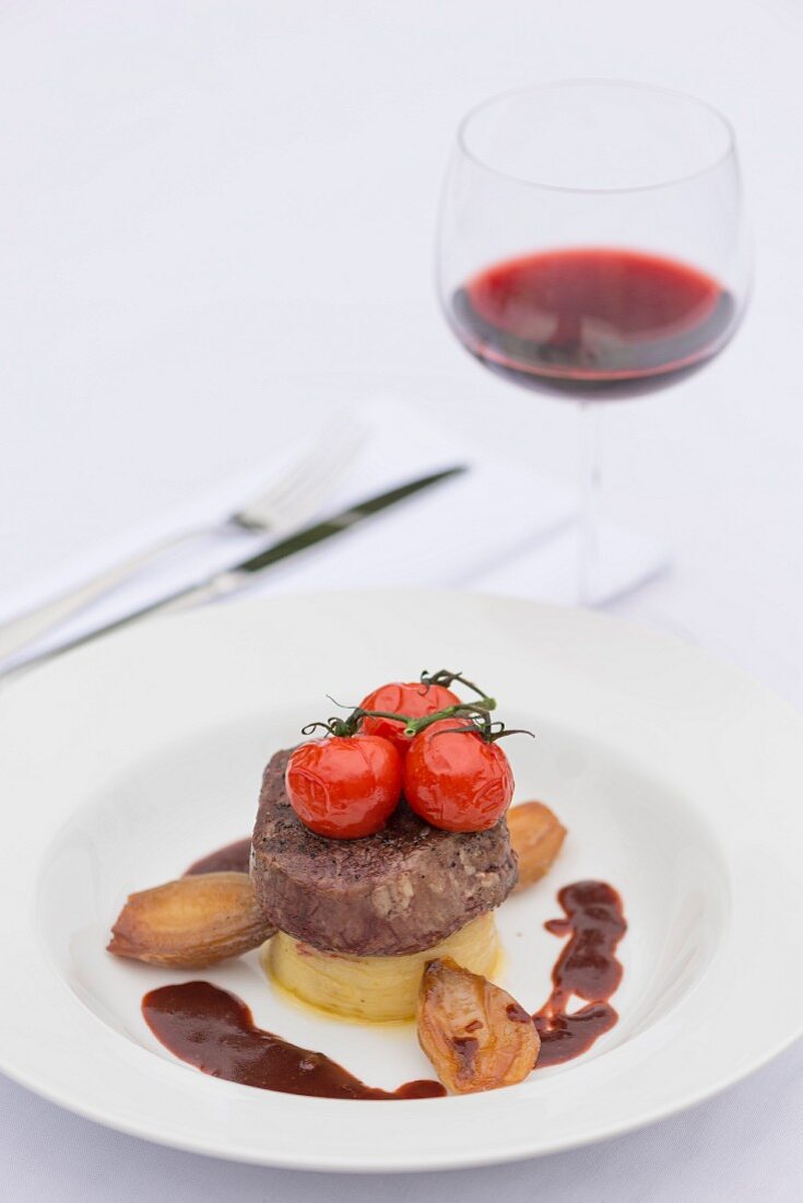 Rindersteak mit Cocktailtomaten auf Kartoffel