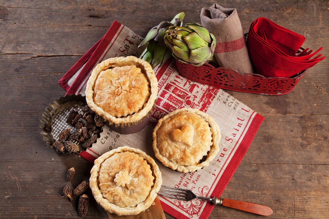 Puff pastry pies filled with poultry and morel mushrooms