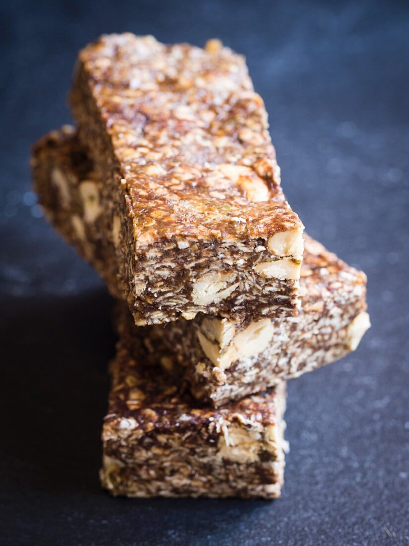 Selbstgemachte gesunde Protein- Müsliriegel mit Cashewnüssen und Cashew-Nuss-Butter