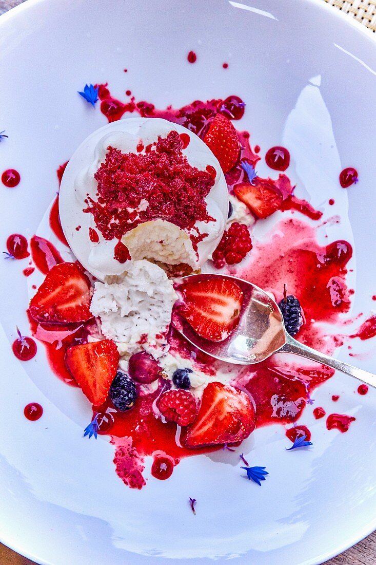 Meringue with fresh berries