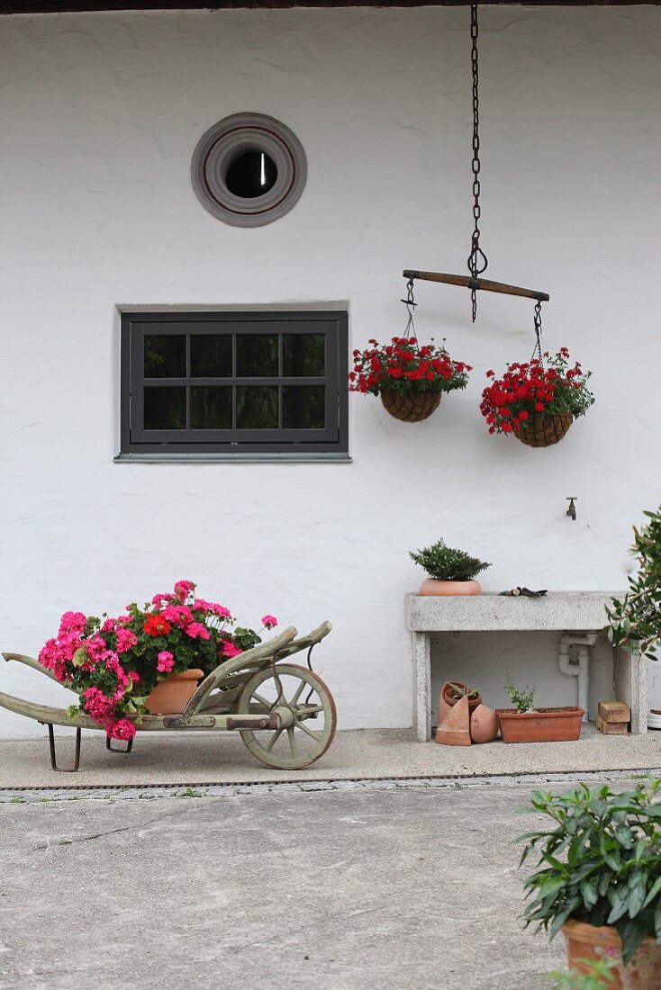 Alter Karren mit Blumen und ein Ochsenjoch als Blumenampel