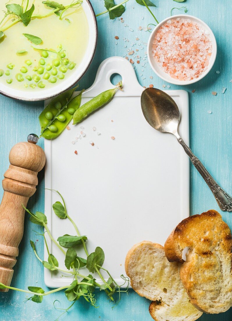 Leichte Erbsencremesuppe mit Sprossen in Schale, getoastetes Brot und Gewürz