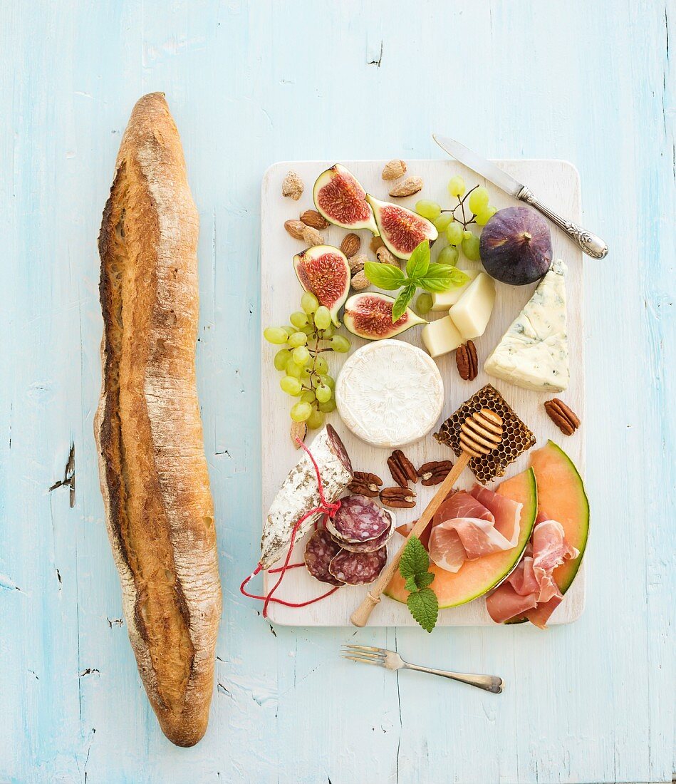 Snacks Zum Wein Baguette Feigen Bilder Kaufen Stockfood