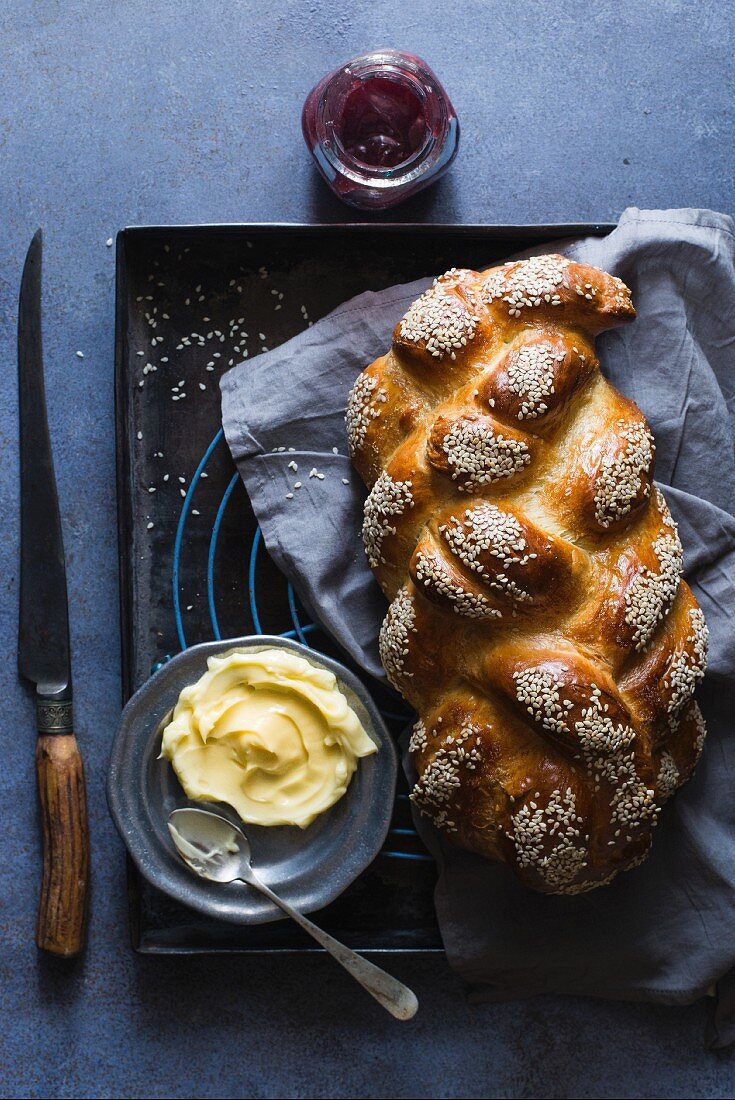 Hefezopf mit Sesam und Butter