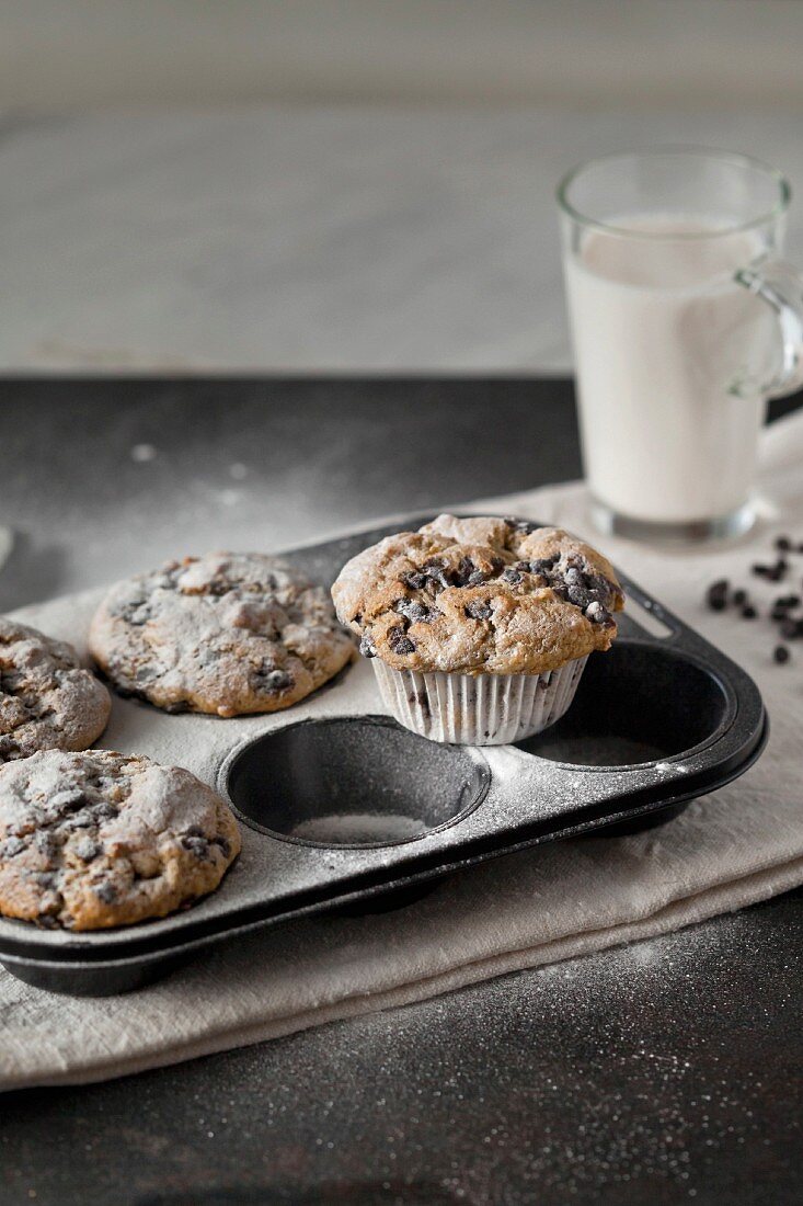 Vegane Bananemuffins mit Chocolate Chips und ein Glas Mandeldrink