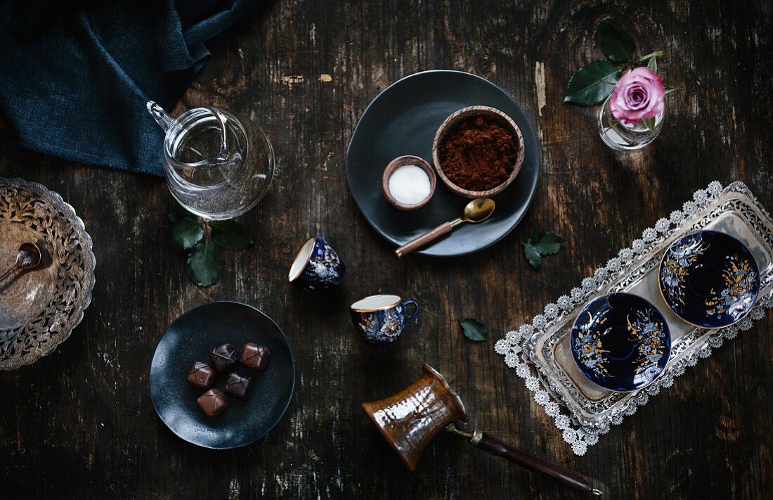 Zutaten für Türkischen Kaffee (Kaffee, Zucker, Wasser), Mokkatassen und Kännchen