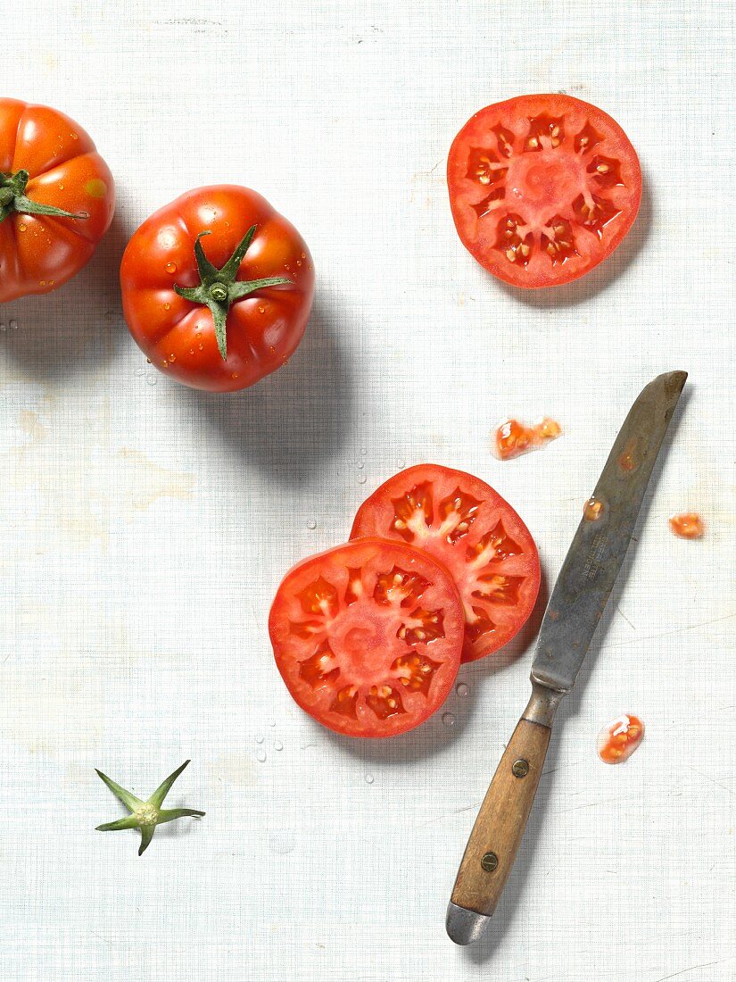 Tomaten, teilweise in Scheiben geschnitten (Aufsicht)