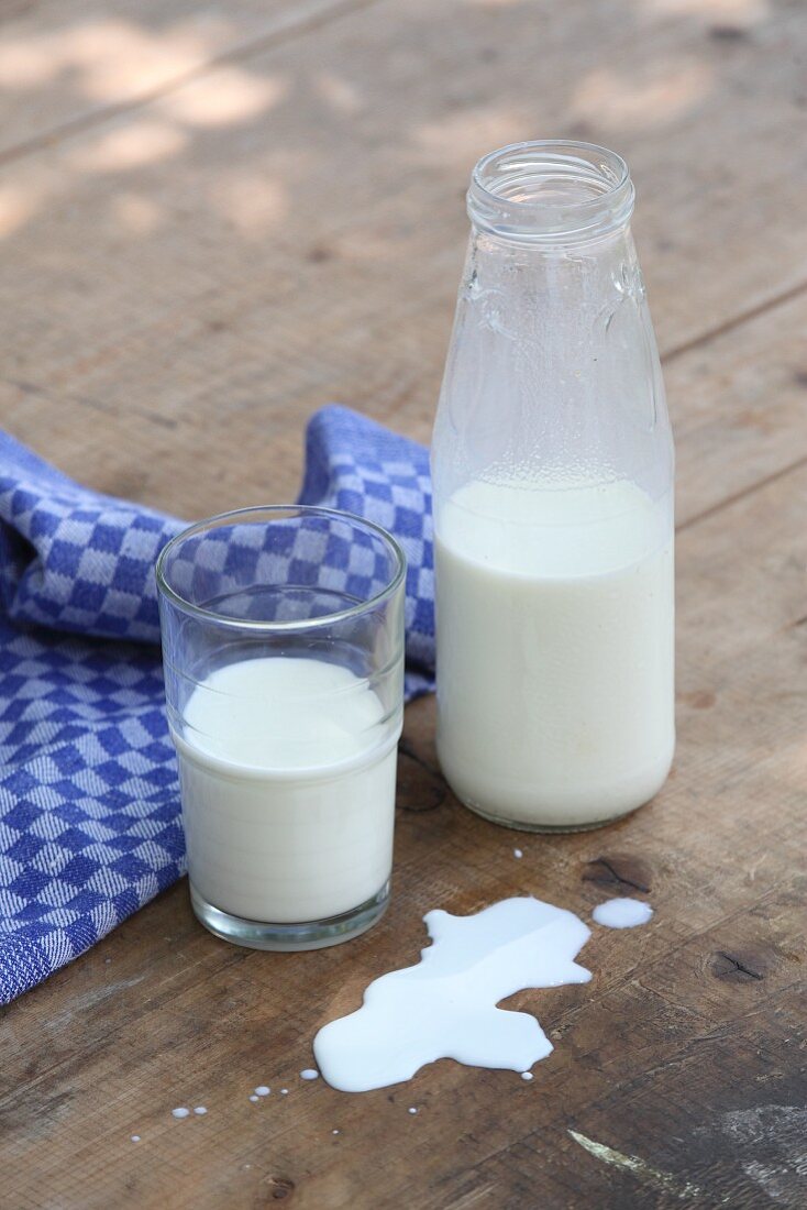 Flasche und Glas mit frischer Milch