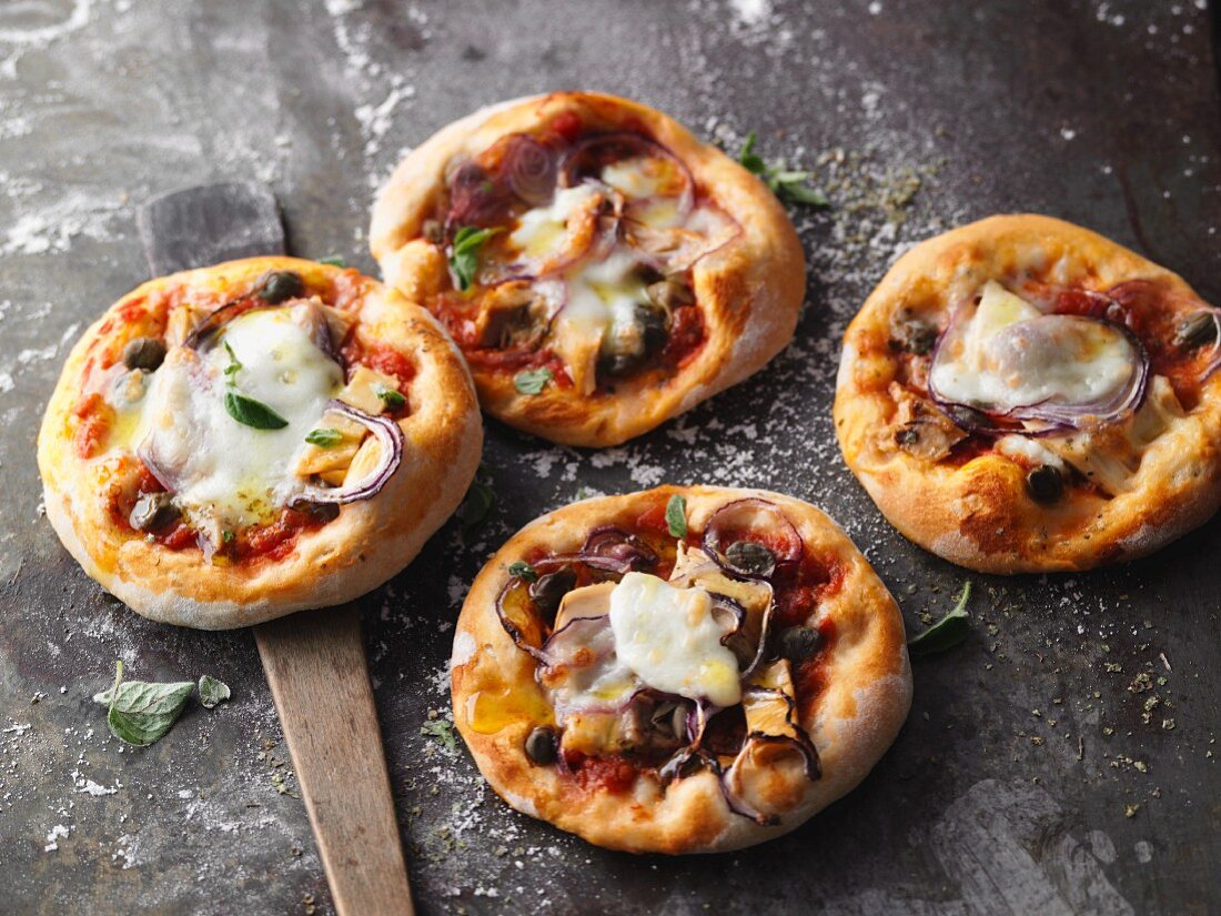 Pizzette tonno with black olives and red onions