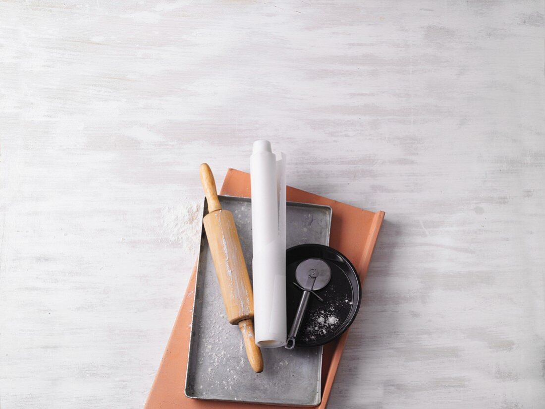 Kitchen utensils for making pizza and tarte flambée