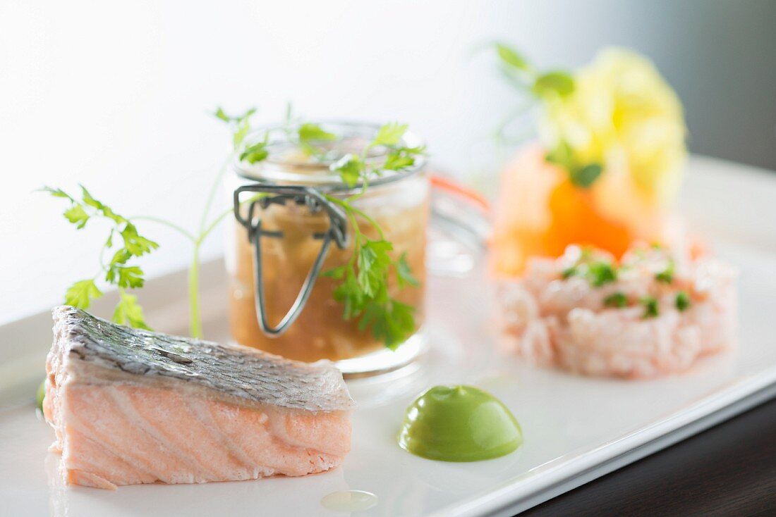 Platte mit Fisch und Meeresfrüchtegerichten aus einem Restaurant