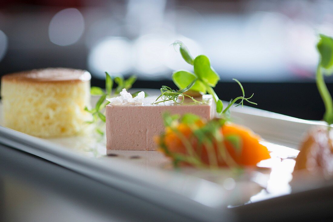 Feine Hähnchenleber-Pastete, Brioche und Marmelade aus einem Restaurant