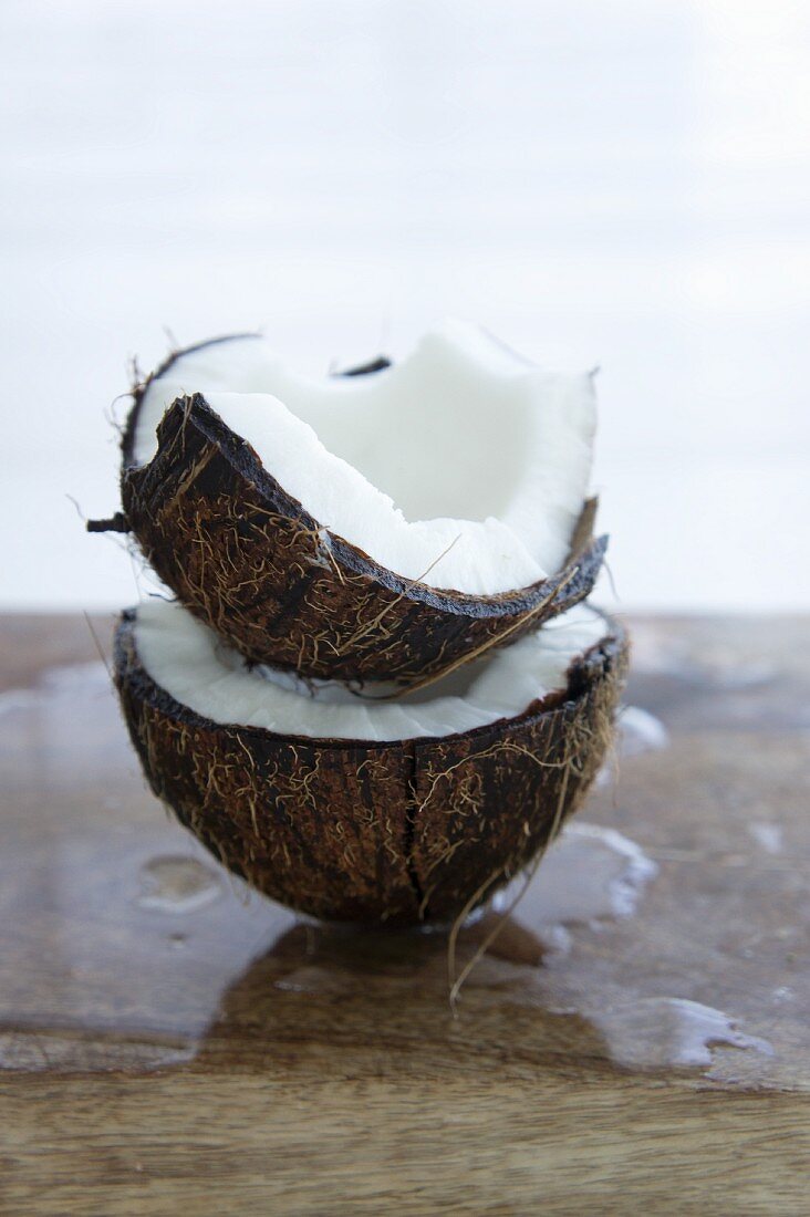 Zwei Kokosnusshälften