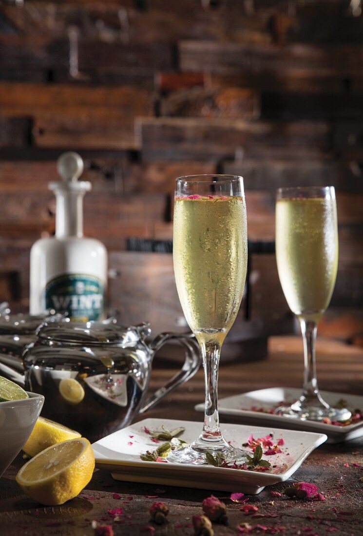 Gin-Honig-Cocktail mit Safran und Rosenblättern in Champagnerflöte