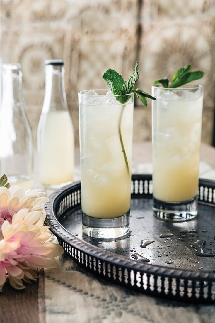 Gin-Lavendel-Cocktail mit Pfirsich, Holundersirup und Minzezweig