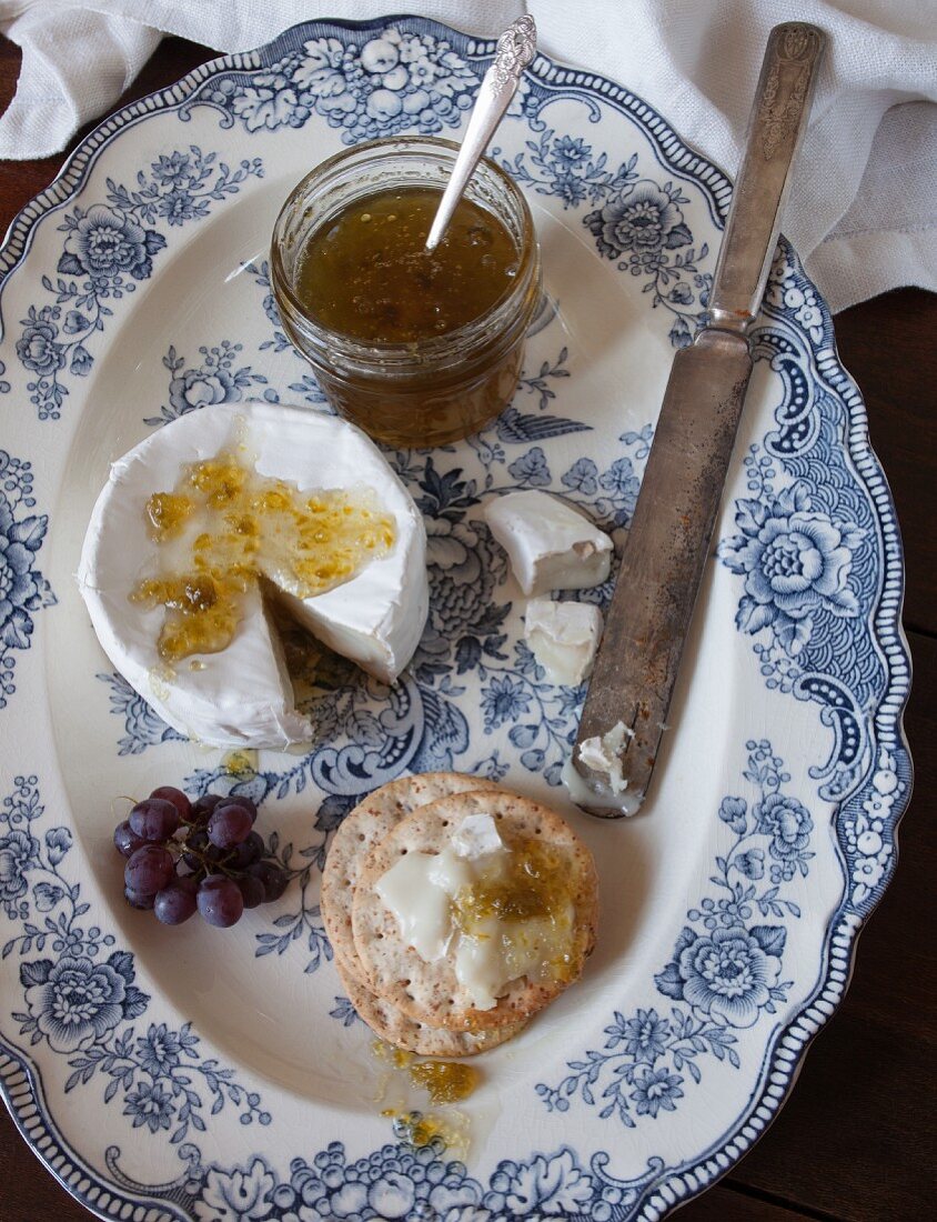 Warmer Brie mit Jalapenogelee, Crackern und Trauben