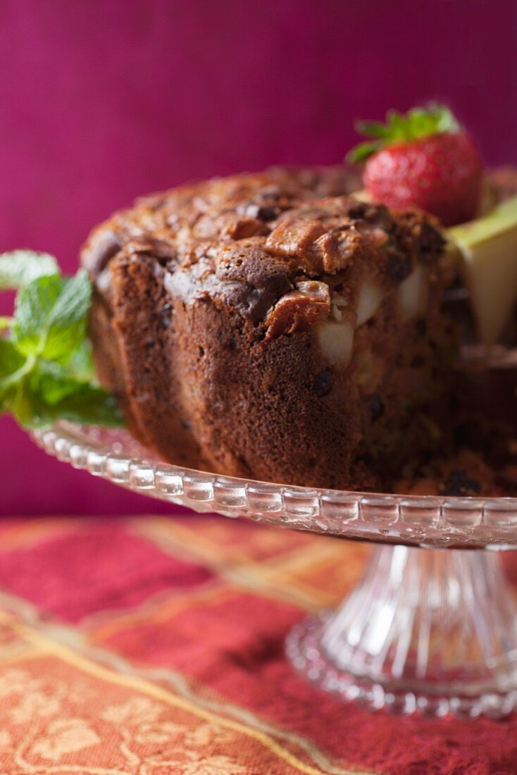 Koscherer Apfelkuchen auf Kuchenständer, angeschnitten