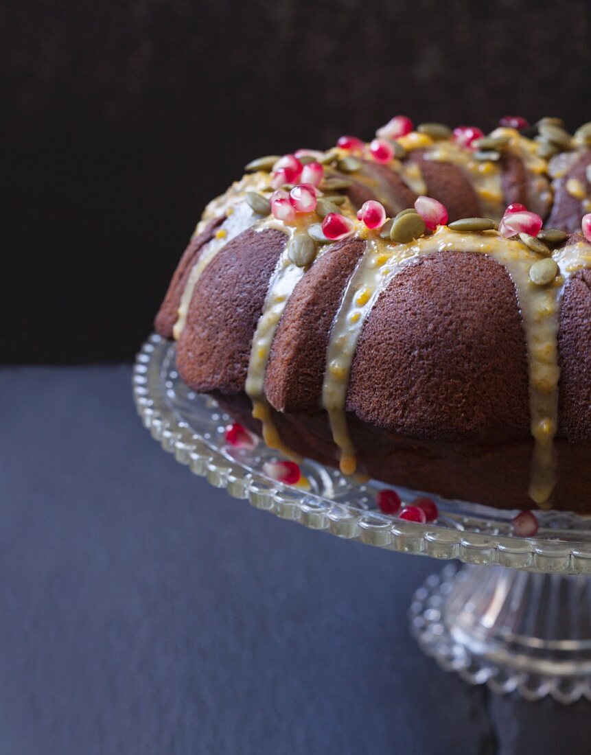 Napfkuchen mit Orangenglasur, Kürbiskernen und Granatapfelkernen