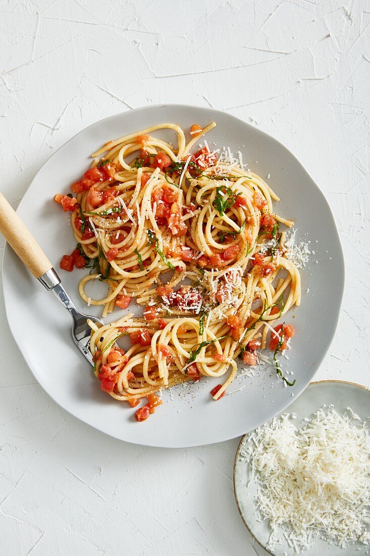 Spaghetti with parmesan and tomato