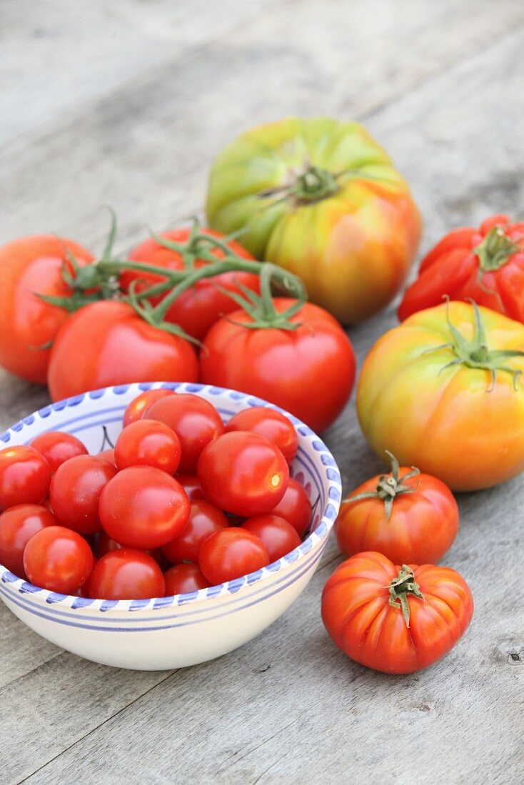 Verschiedene Tomatensorten in Schüssel und daneben