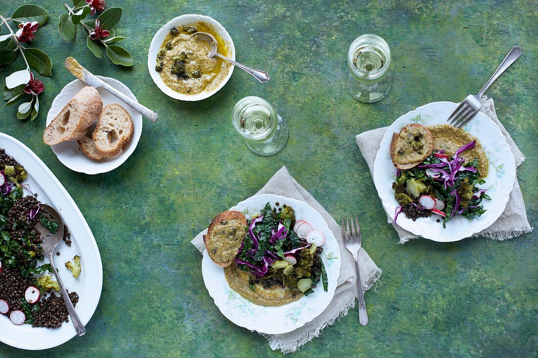 Salat aus schwarzen Linsen, Grünkohl und Brokkoli mit Brokkoli-Pesto