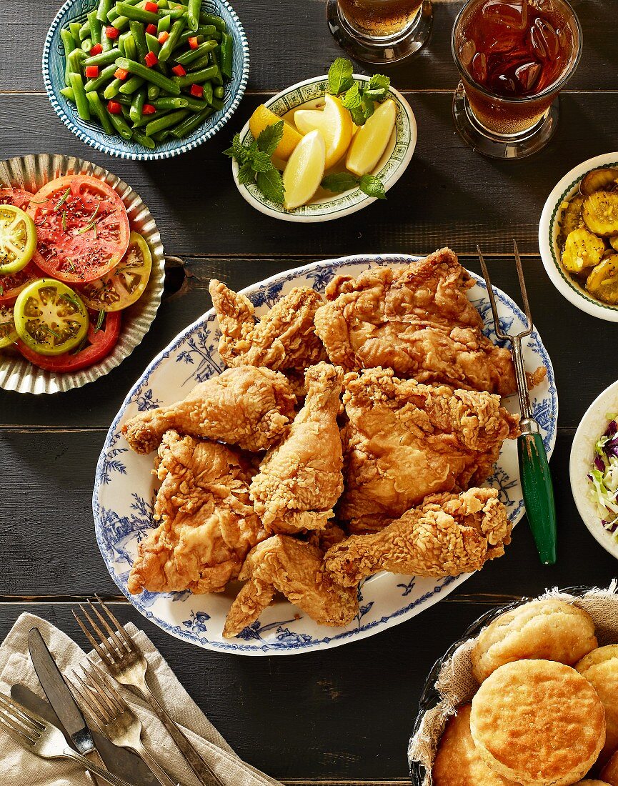Southern fried chicken with side dishes (USA)