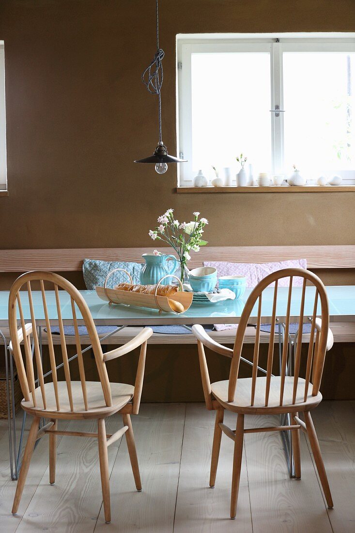 Zwei Windsorstühle vor dem Tisch mit selbstgemachtem Brotkorb