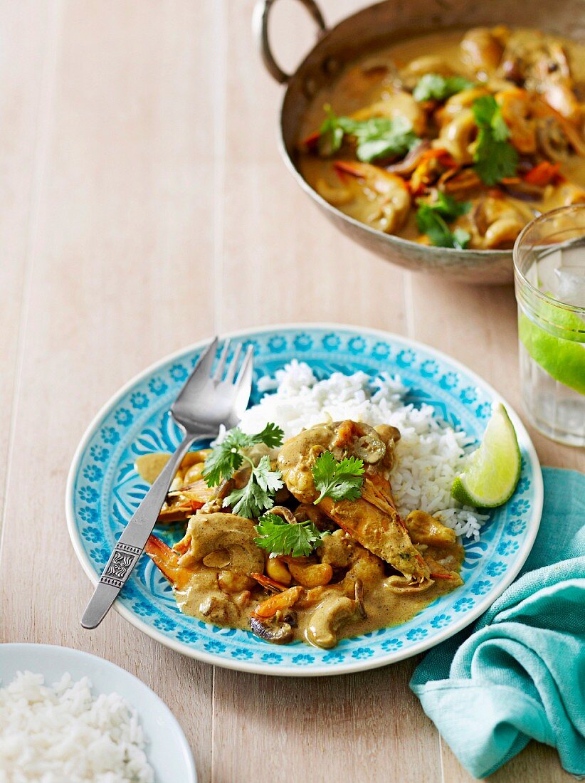 Curry mit Garnelen, Kokosnuss und Cashewnüssen