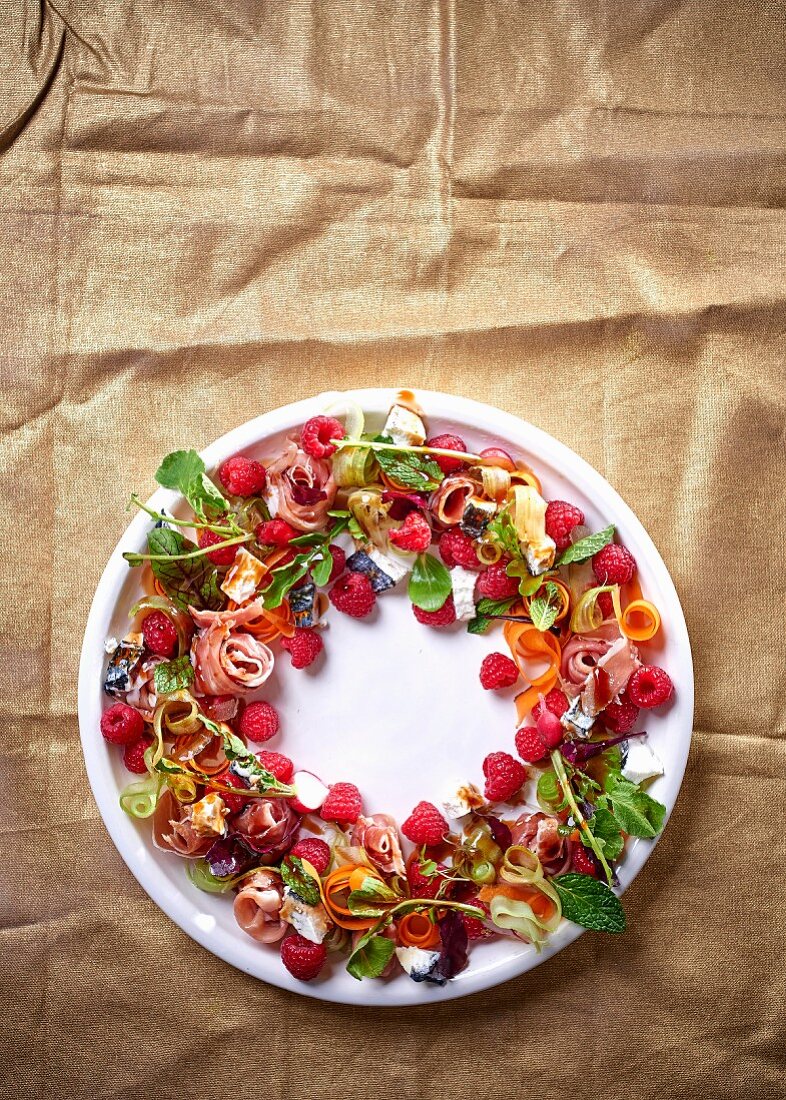 Himbeersalat mit Rohschinken, Möhren, Pflücksalat und Kräutern