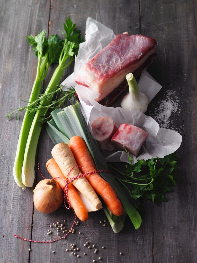 Gemüse, Kräuter und Knochen für Fleischbrühe