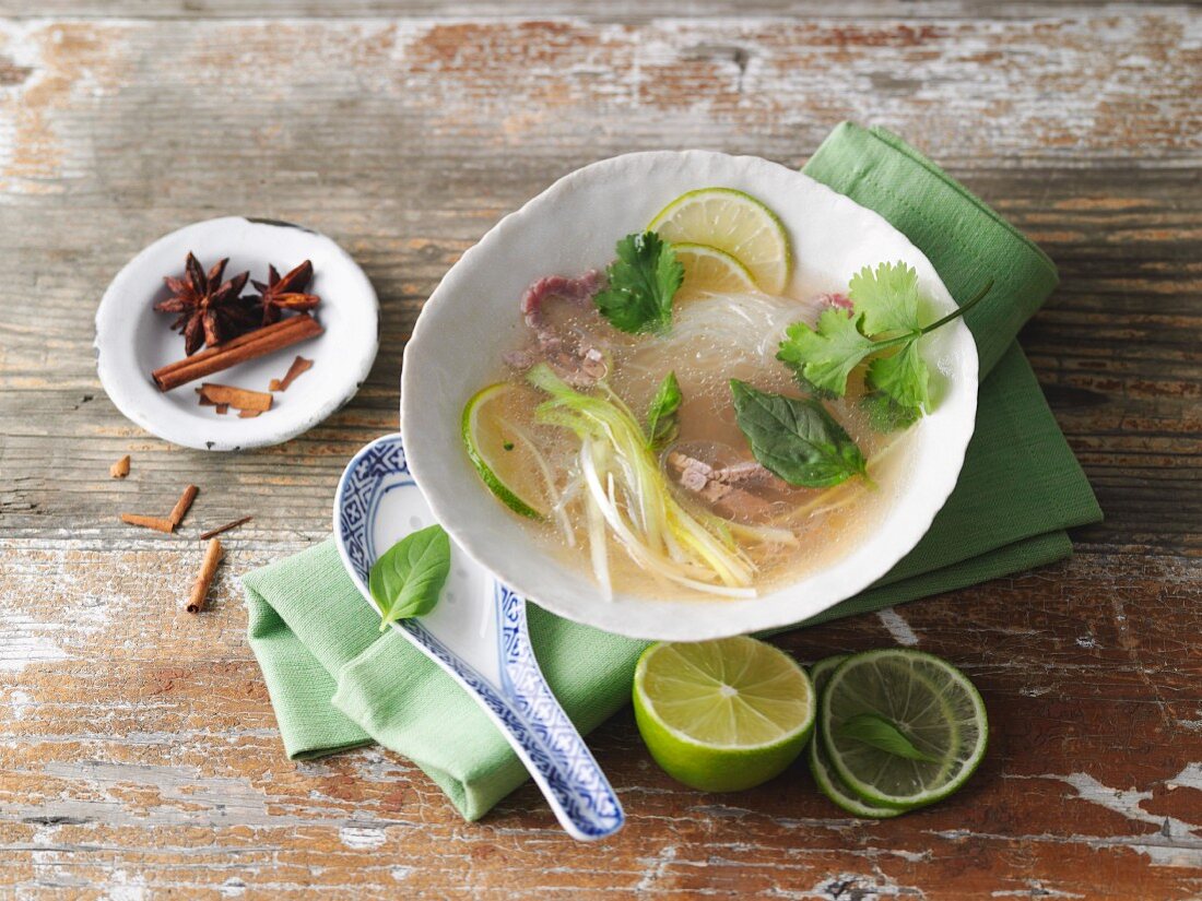 Pho (Suppe mit Rindfleisch, Reisnudeln und Gemüse, Vietnam)