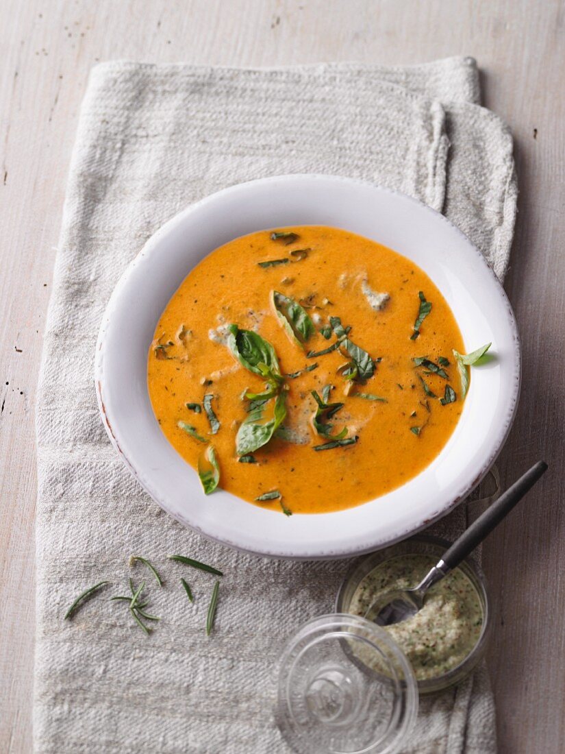Vegane Tomaten-Paprika-Suppe mit Paranusscreme