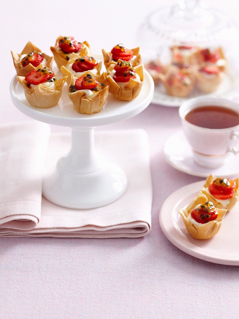 Mini Frischkäse-Törtchen mit Erdbeere und Passionfrucht