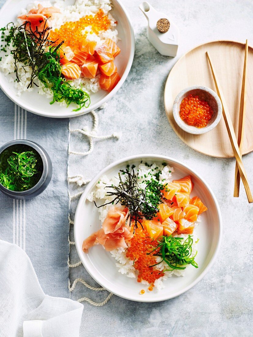 Reis mit Lachs-Sashimi japanische Art