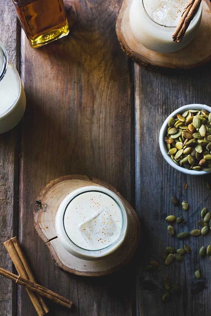 Zutaten für Horchata: Mandeldrink und Kürbiskerne