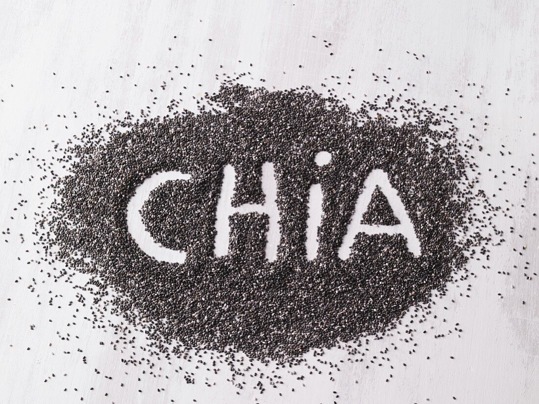 Schriftzug Chia in Fläche aus Chiasamen