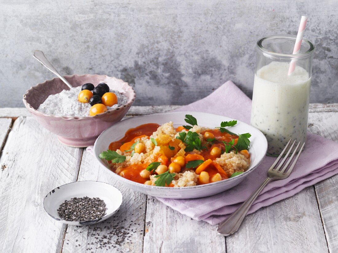 Chia-Pudding, Quinoa-Kichererbsen-Bowl und vegetarischer Lunch-Smoothie
