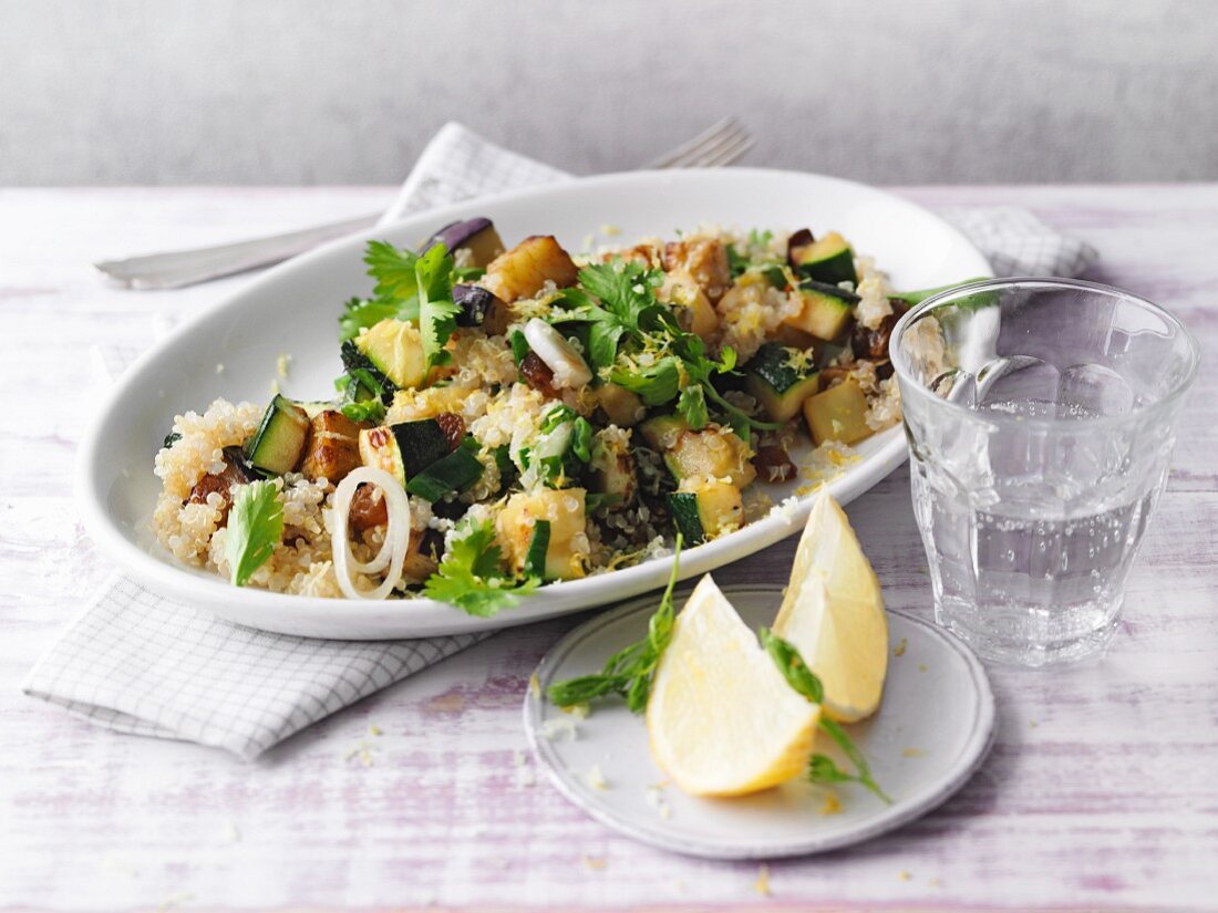 Quinoa-Salat mit Auberginen, Rosinen und frischem Koriander
