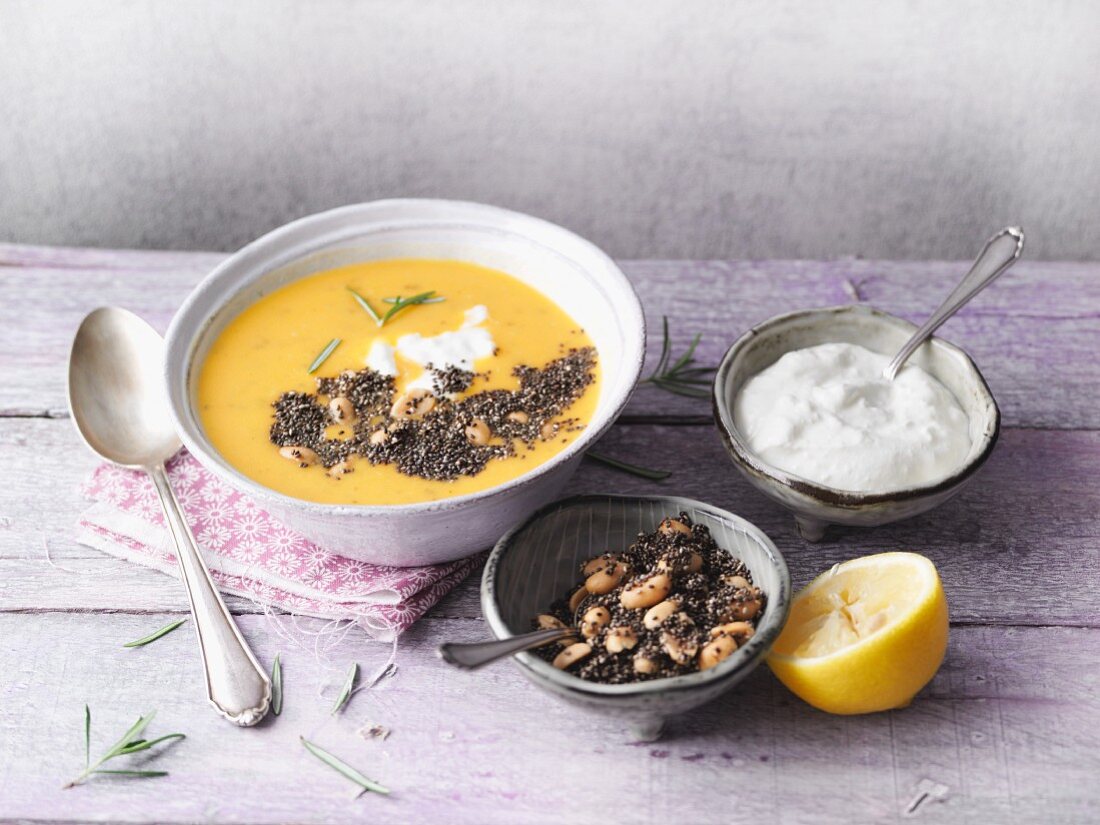 Süsskartoffelsuppe mit Chiasamen und Erdnüssen