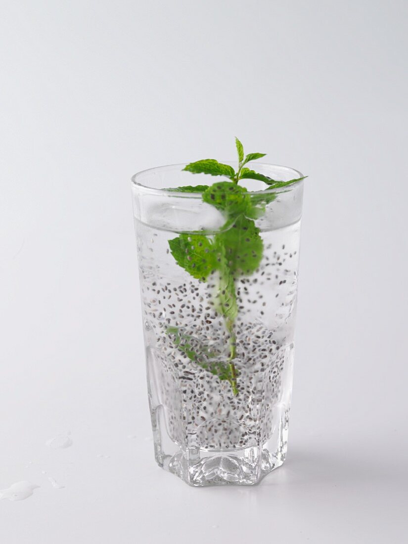 Chia Fresca mit frischer Minze