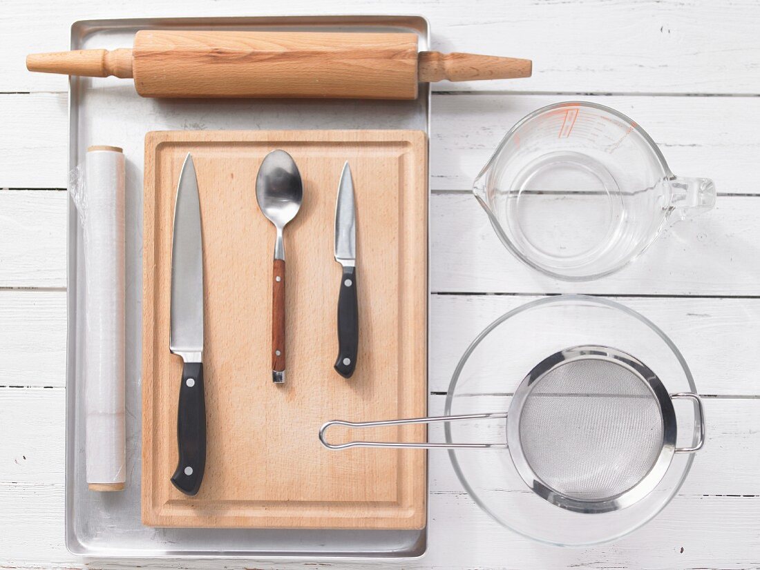 Kitchen utensils for making mini pizzas
