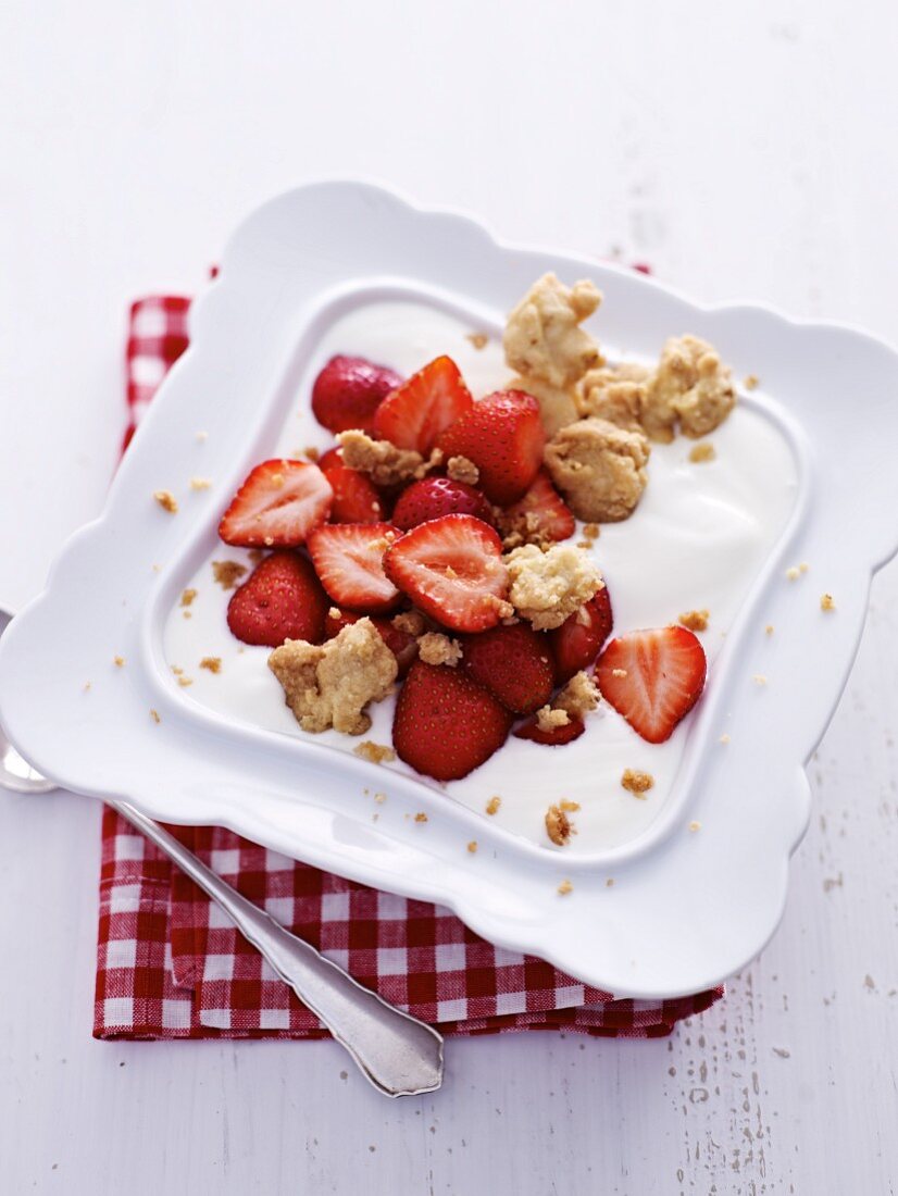 Joghurtspeise mit Erdbeeren und Streuseln