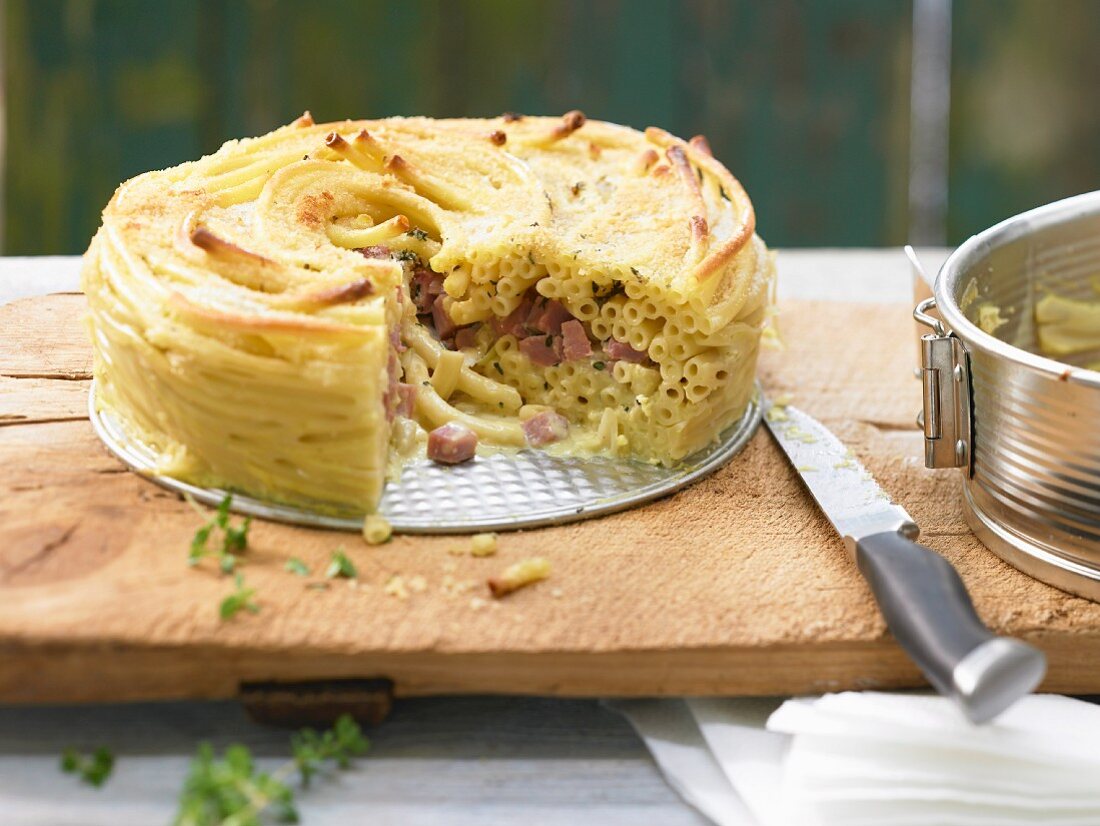 Ham pasta bake with gorgonzola and a crumbly crust