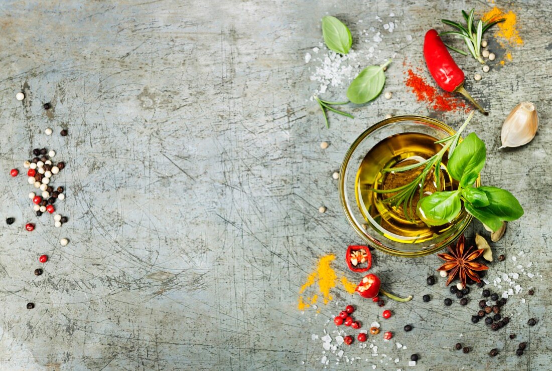 Kräuter, Gewürze und Olivenöl auf Vintage Untergrund